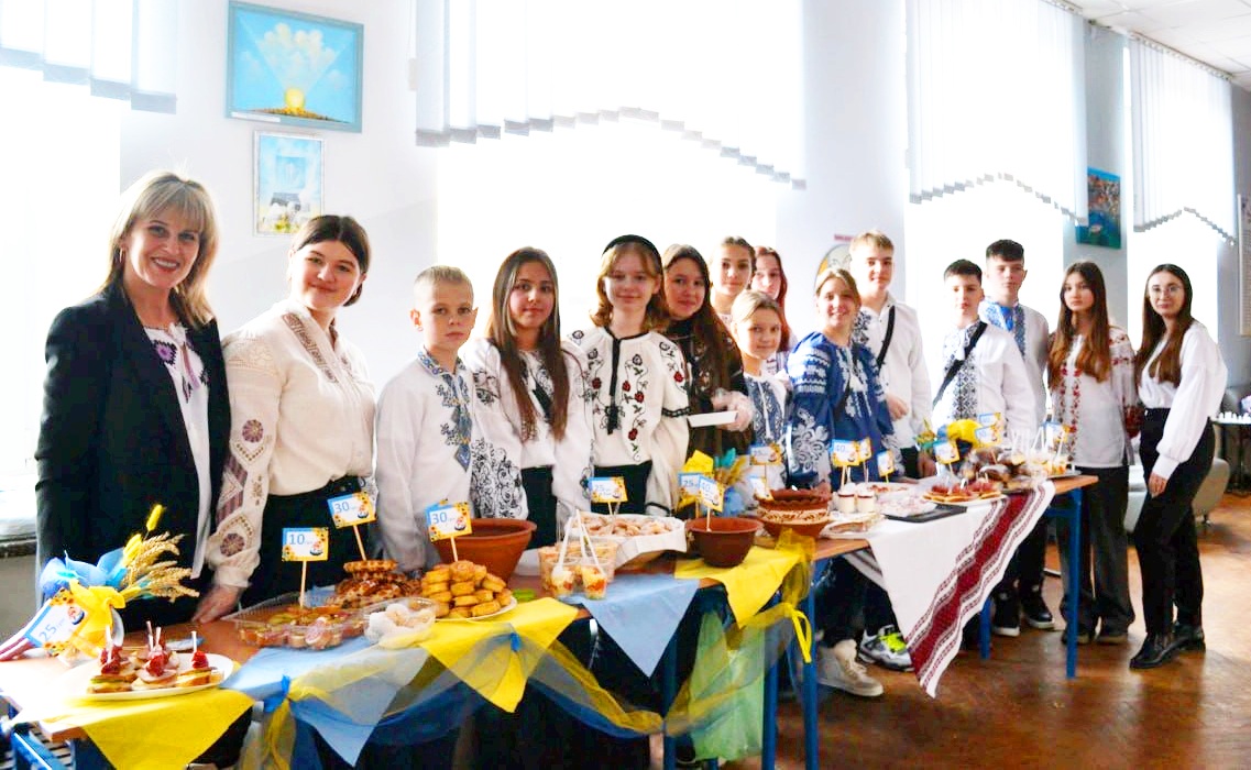 Ярмарок у Тернопільському навчально-виховному комплексі Школа-ліцей № 6 імені Назарія Яремчука для збору коштів ЗСУ